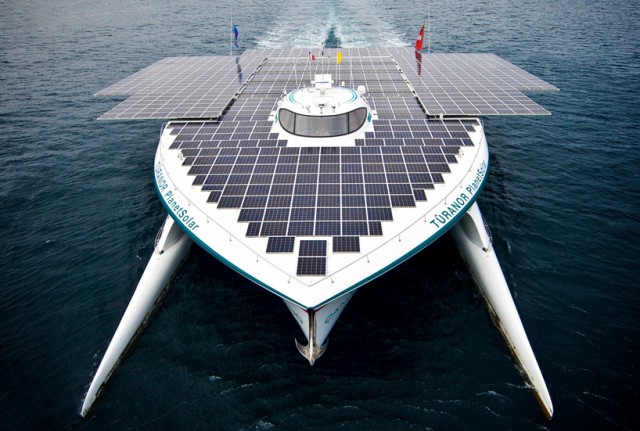 Barco con Paneles Solares