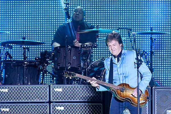 Paul McCartney en Brasil haciendo temas de los Beatles