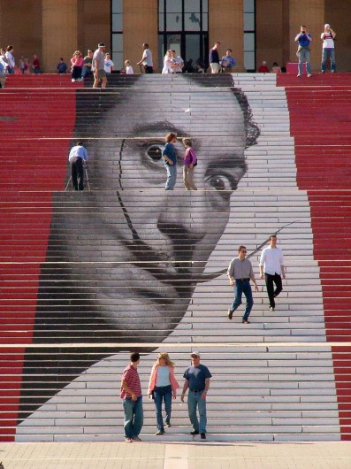 Escaleras intervenidas: un ascenso artístico.