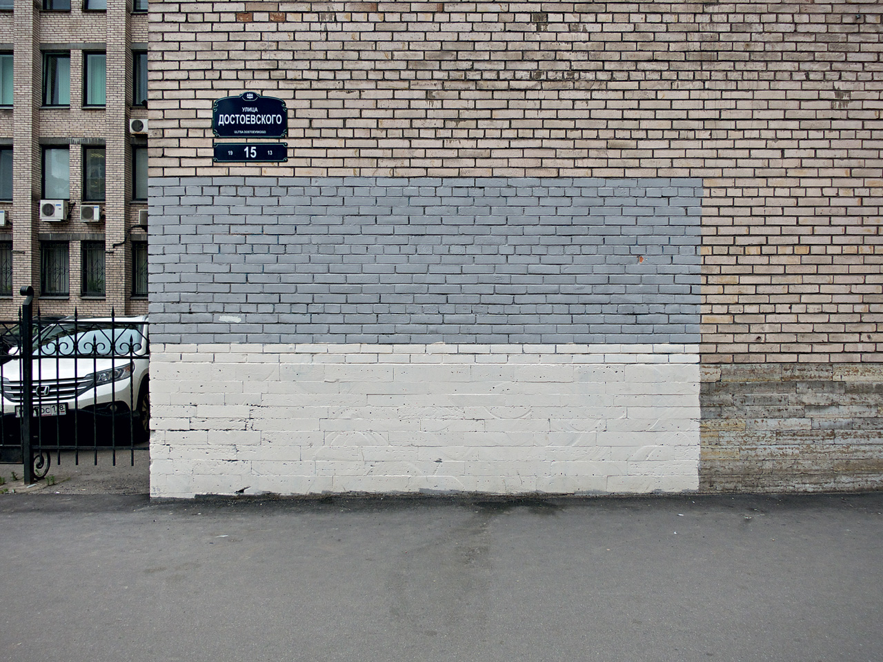 Cubriendo o Tapando Graffitis por Matthieu Martin