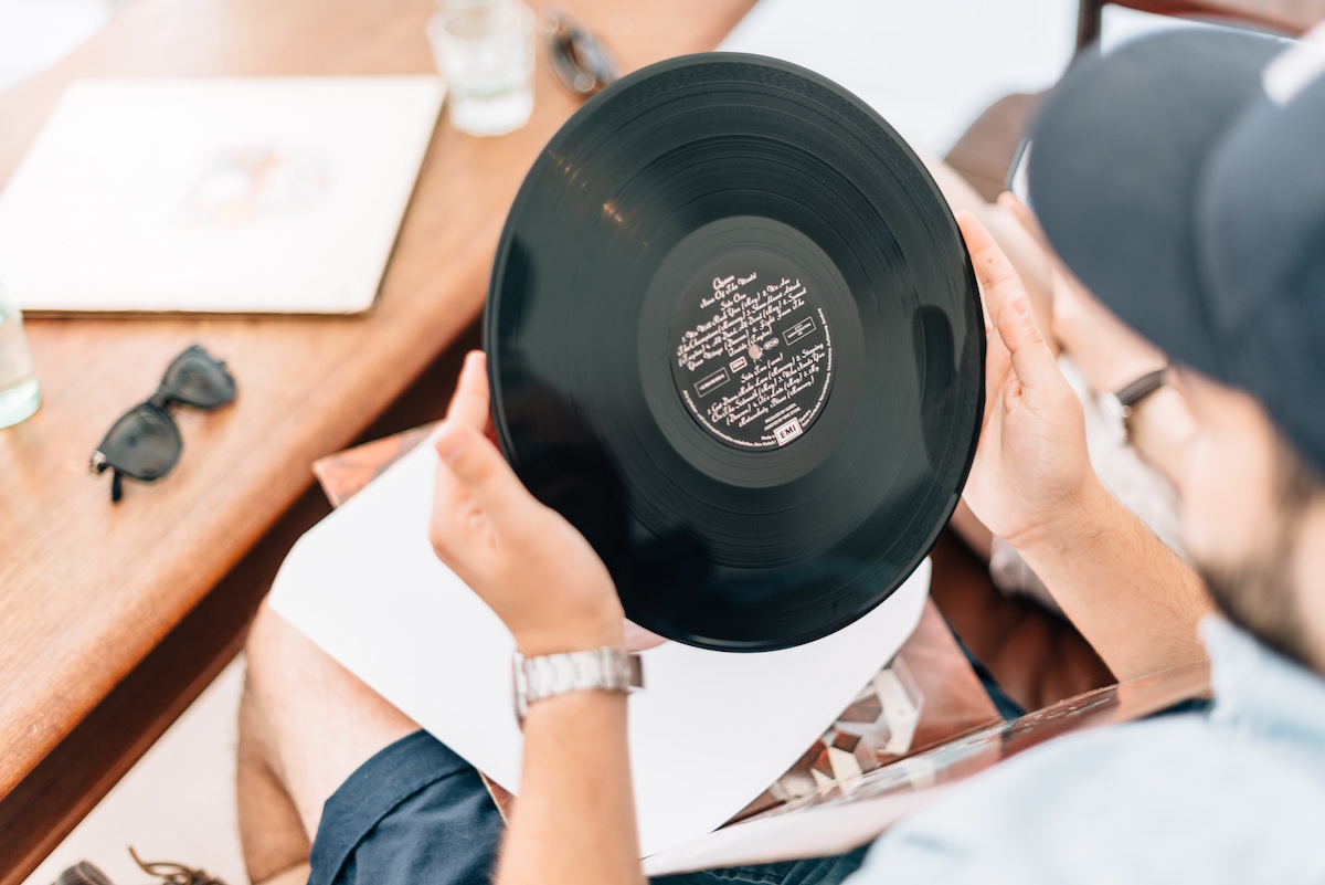 5 temas que no vas a encontrar en Spotify y cómo convertirlos en vinilos