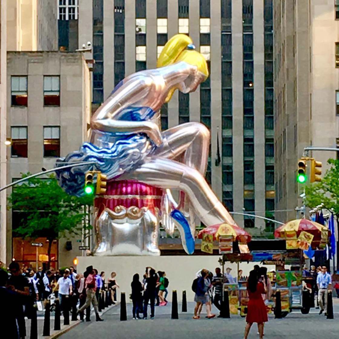 La bailarina de Jeff Koons visita New York