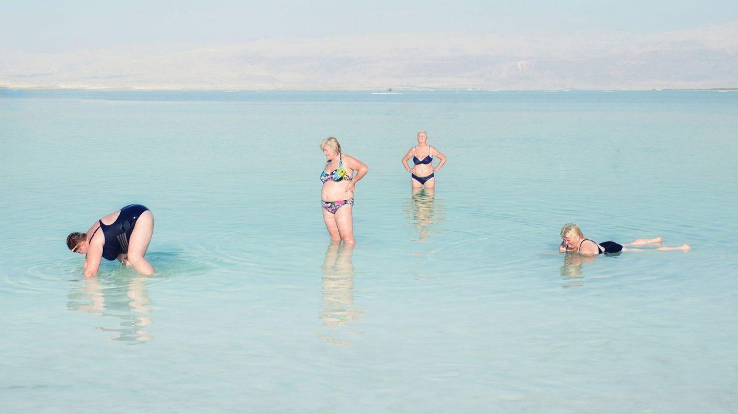 Turistas en el Mar Muerto, por Alexander Bronfer