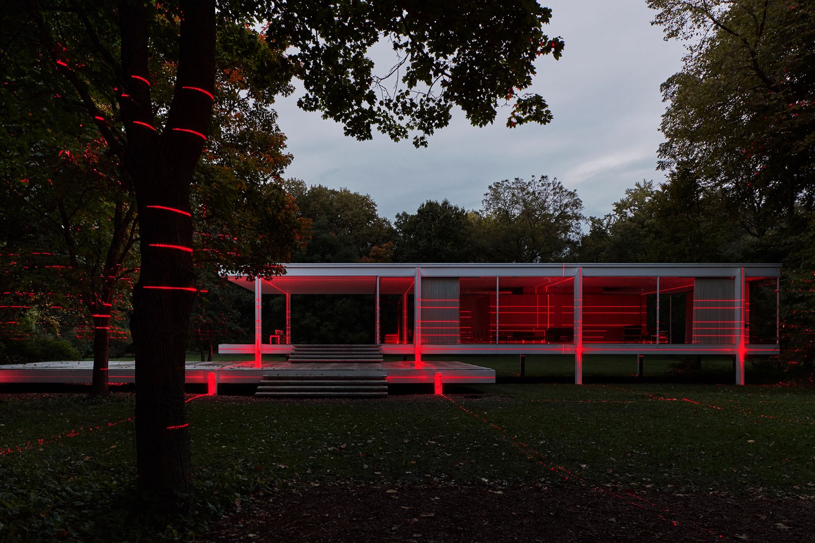 ‘Geometry of Light’, intervención de  Luftwerk  en casa Farnsworth 