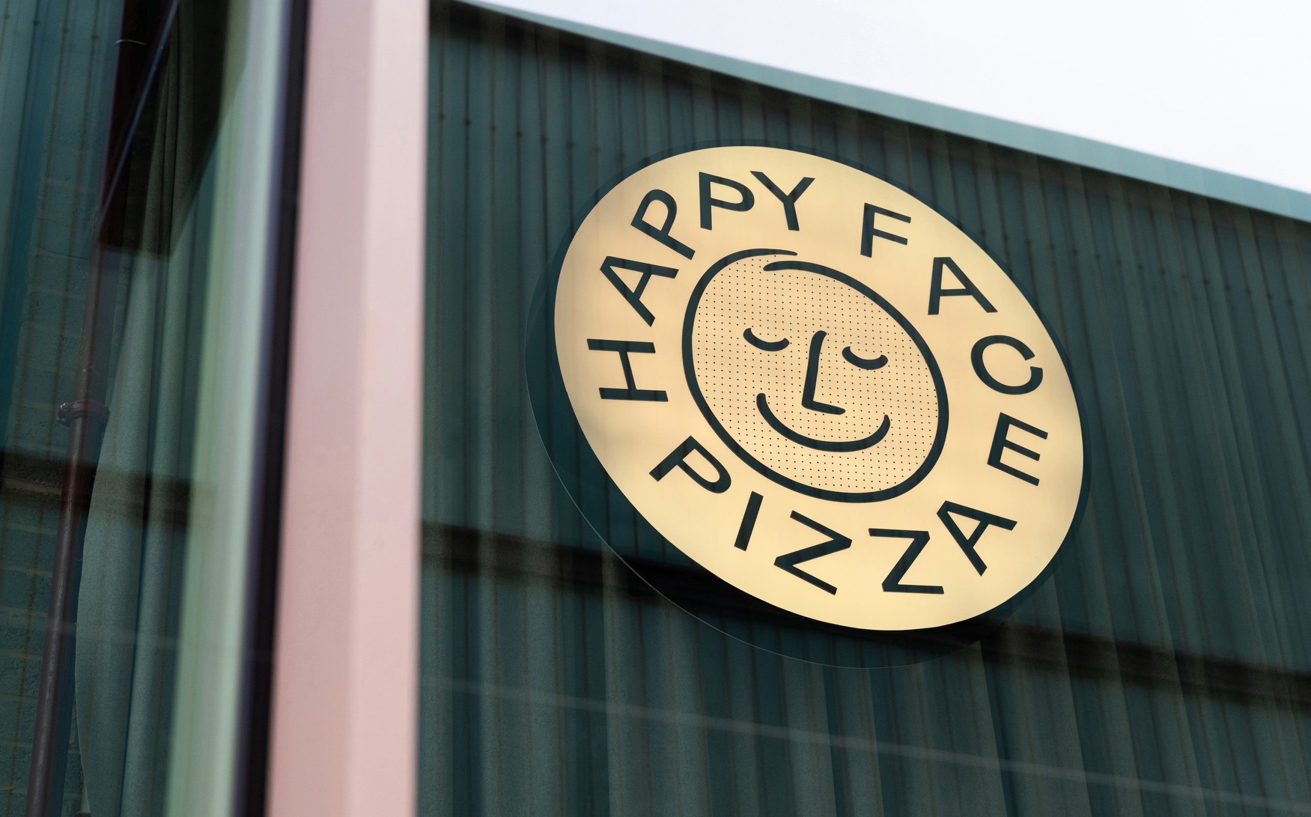 ‘Happy Face Pizza’ por Pentagram.
