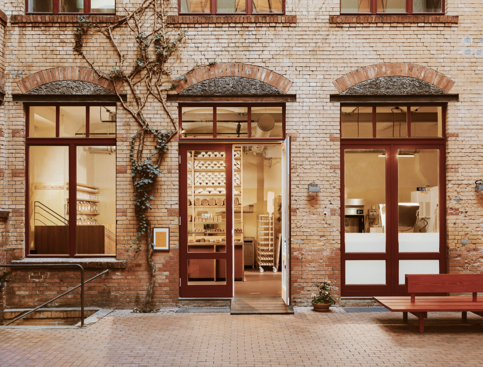 Tonos cálidos y horno central definen la panadería Sofi en Berlín